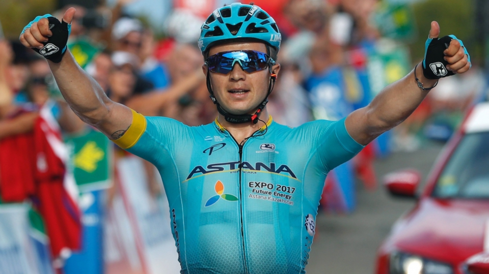 Na zdjęciu Aleksiej Łucenko, triumfator 5. etapu Vuelta a Espana 2017. Fot. PAP/EPA/Javier Lizon