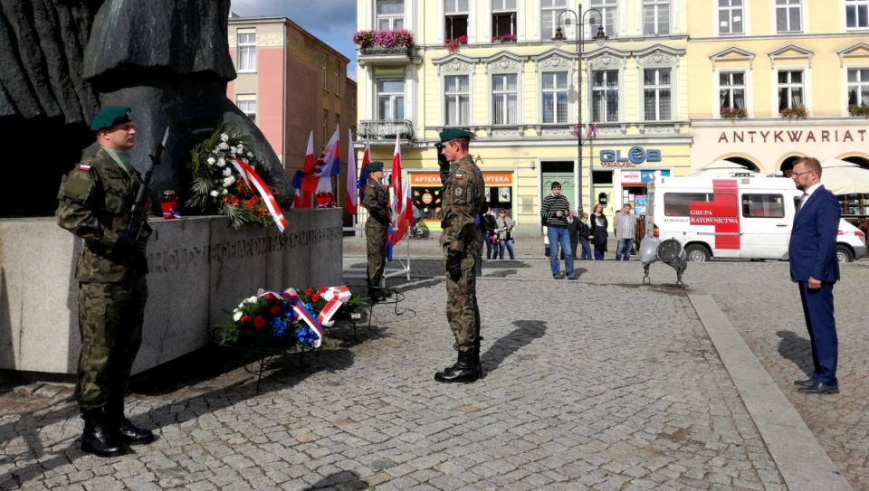 Na Starym Rynku w Bydgoszczy przedstawiciele służb mundurowych i lokalnych władz oddali cześć Polakom wywiezionym na Syberię. Fot. Robin Jesse