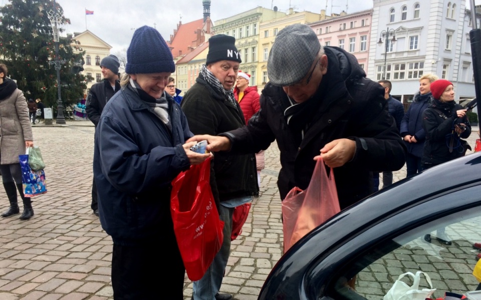 Bezdomni i potrzebujący bydgoszczanie zostali obdarowani świątecznymi potrawami. Fot. Kamila Zroślak