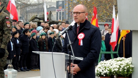 Kwiatami, uroczystymi słowami i koncertami Włocławek uczcił Święto Niepodległości