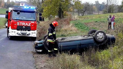 Pijani doprowadzili do dachowania samochodu