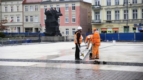 Rewitalizacja Starego Rynku. 18. Południk już dzieli płytę