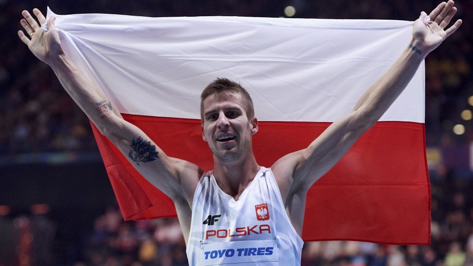 Marcin Lewandowski (CWZS Zawisza Bydgoszcz SL) wynikiem 3.58,39 zdobył na bieżni w Birmingham srebrny medal halowych mistrzostw świata w biegu na 1500 m. Fot. PAP/Adam Warżawa