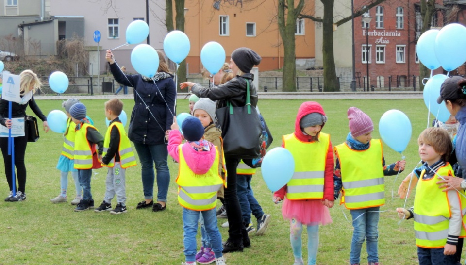 Marsz z udziałem dzieci z autyzmem, ich rodziców, nauczycieli i kolegów, doszedł na Wyspę Młyńską w Bydgoszczy. Fot. Lech Przybyliński