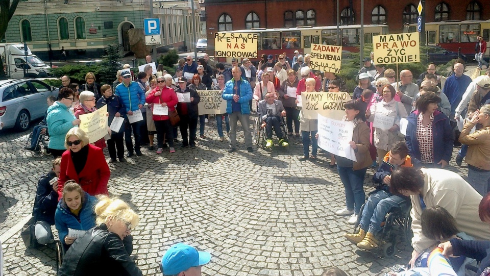Manifestujący przemaszerowali ze Starego Rynku do Urzędu Wojewódzkiego w Bydgoszczy. Fot Andrzej Krystek