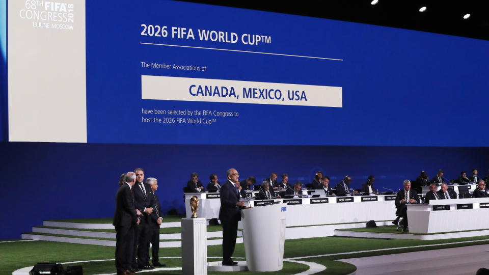 Zdjęcie z 68. kongresu FIFA podczas którego wybrano gospodarzy piłkarskich MŚ 2016. Fot. PAP/EPA/FELIPE TRUEBA