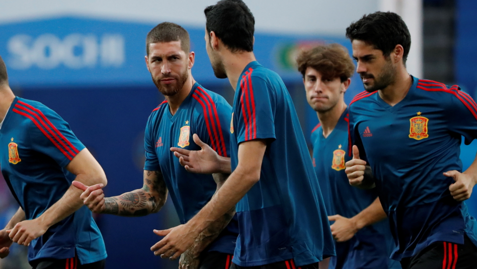 Na zdjęciu piłkarze reprezentacji Hiszpanii podczas oficjalnego treningu przed meczem z Portugalią na MŚ 2018. Fot. PAP/EPA/JAVIER ETXEZARRETA