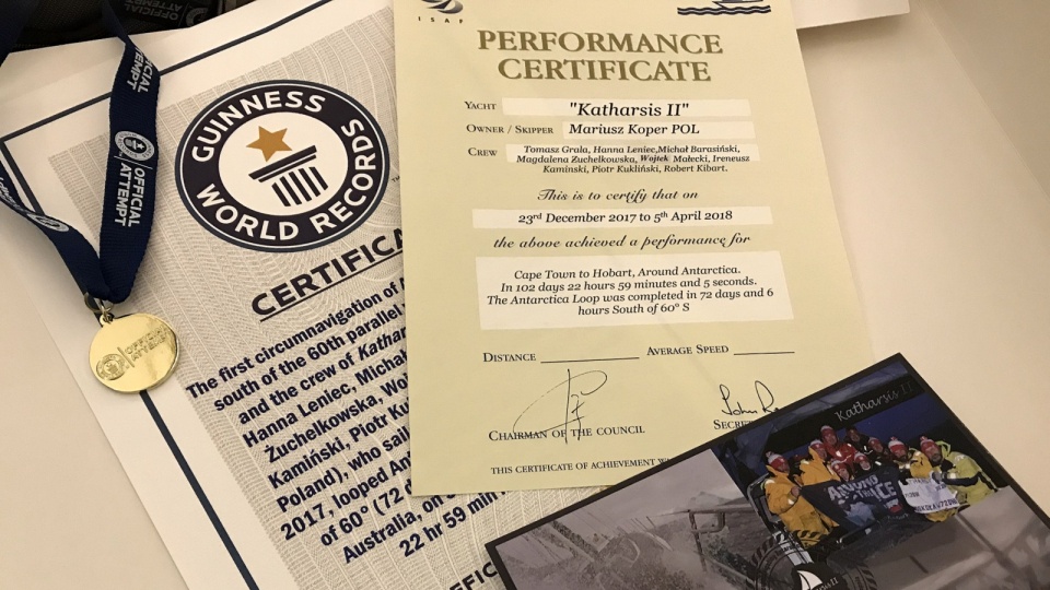 Certyfikaty pobicia rekordu świata dla załogi jachtu Katharsis II. Fot. Tomasz Kaźmierski