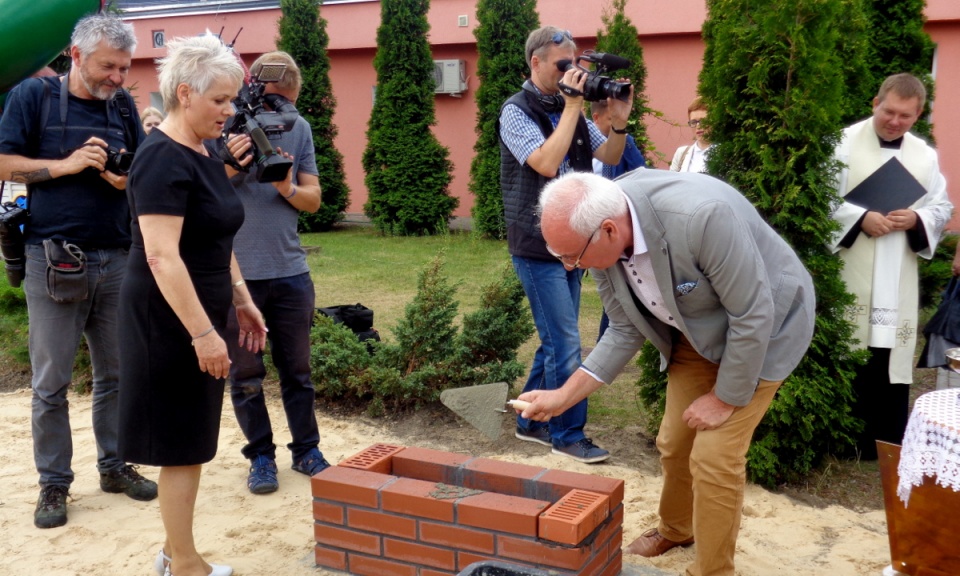 Wmurowany został kamień węgielny pod budowę drugiego budynku Zakładu Pielęgnacyjno-Opiekuńczego dla Dzieci i Młodzieży. Fot. Monika Kaczyńska