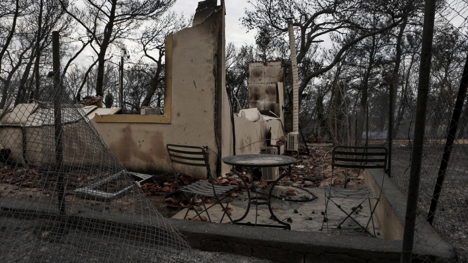 60 osób zginęło, a 156 zostało rannych na skutek pożarów szalejących w pobliżu Aten. Na zdjęciu: jeden z wielu spalonych domów/fot. PAP/EPA/YANNIS KOLESIDIS