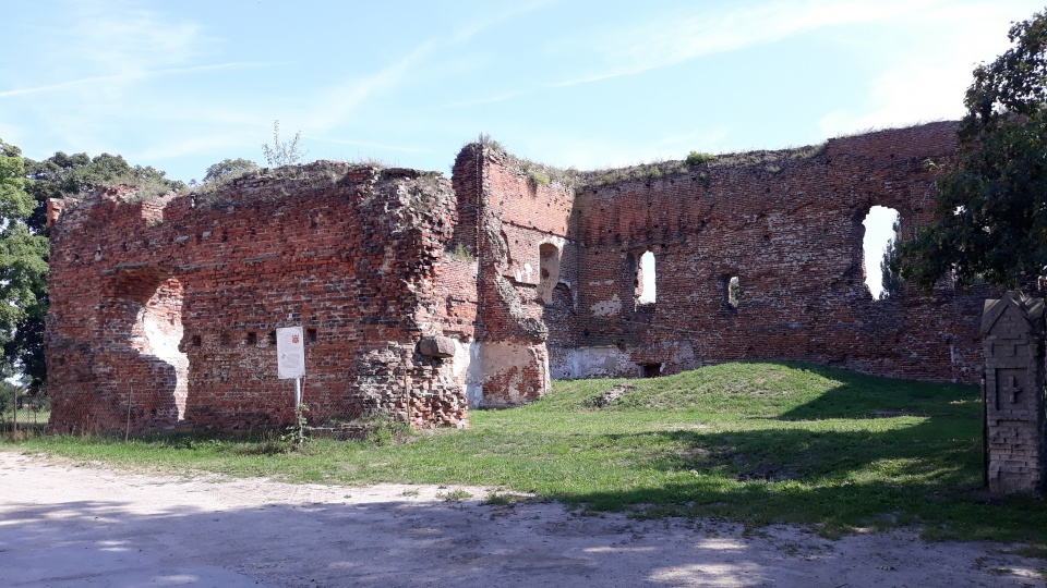 W Radzikach Dużych zwiedziliśmy ruiny zamku krzyżackiego, który powstał w XV wieku/Fot. Sławomir Nowak