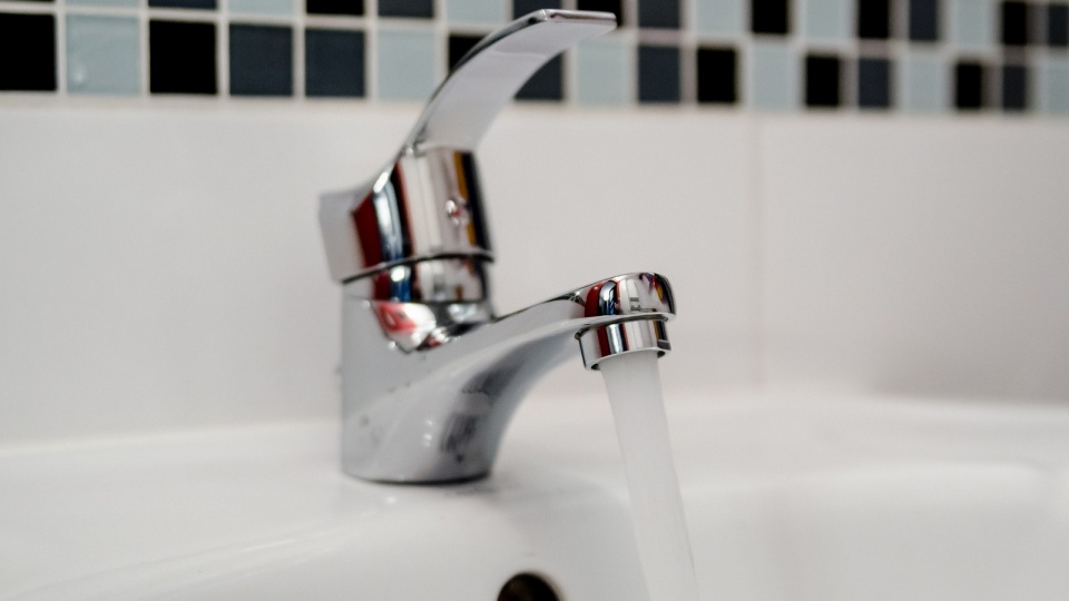Woda nadaje się do spożycia wyłącznie po przegotowaniu. Fot. Pixabay.com