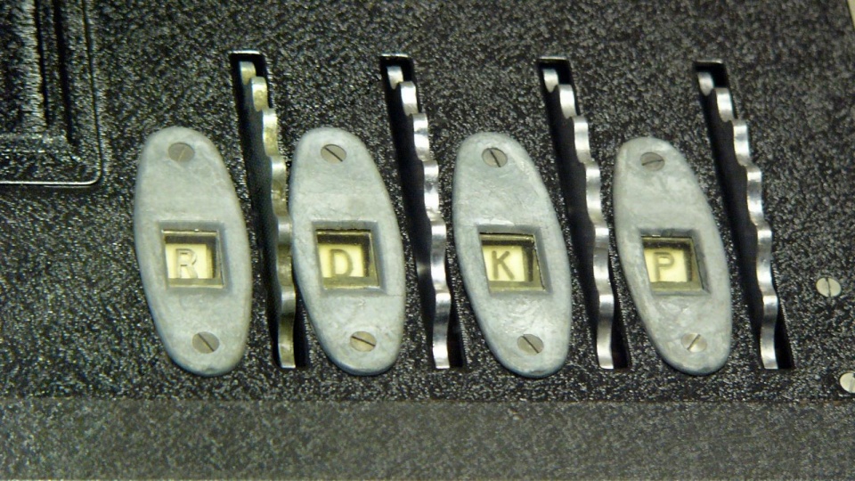 Gotowa do pracy Enigma z zamkniętą pokrywą. Fot. Matt Crypto/Wikipedia