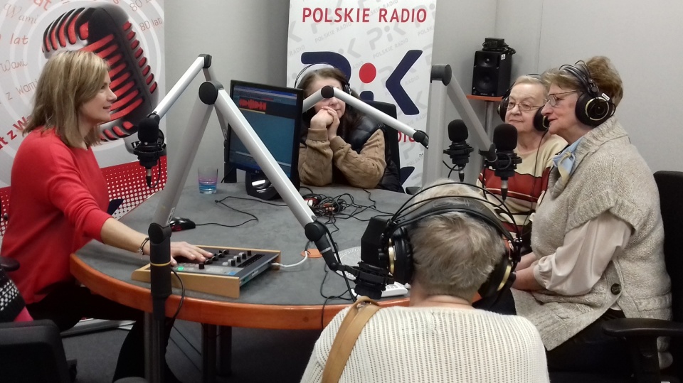 Panie z Klubu Seniora "Starówka" z wizytą w toruńskim studiu Polskiego Radia PiK. Fot. Nadesłane
