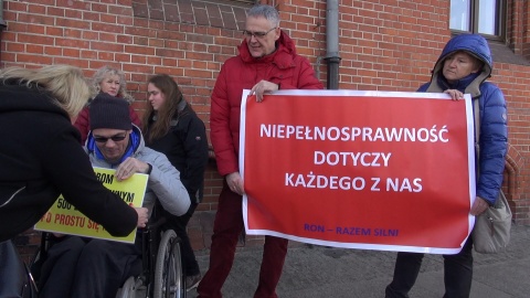 Protest niepełnosprawnych w Toruniu. Chcą pomocy od miasta. Fot. Janusz Wiertel