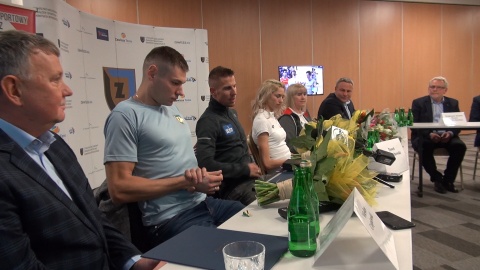 Bydgoscy lekkoatleci zaprezentowali swoim kibicom złote medale Halowych Mistrzostw Europy. Fot. Janusz Wiertel