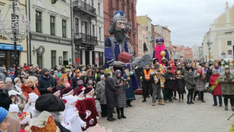 Olbrzymie postacie Kacpra, Melchiora i Baltazara w toruńskim Orszaku Trzech Króli