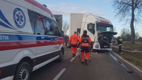 Tragiczny wypadek na drodze nr 15 w Pląchotach. Czołowe zderzenie z ciężarówką [aktualizacja]