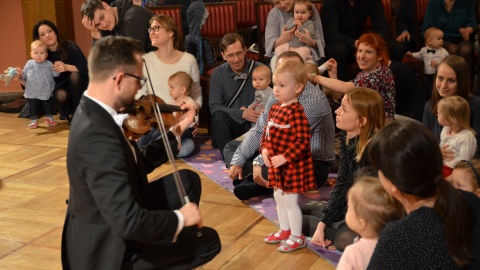 Niemowlaki na koncercie. Słyszą dźwięki i wpadają w zachwyt [rozmowa]