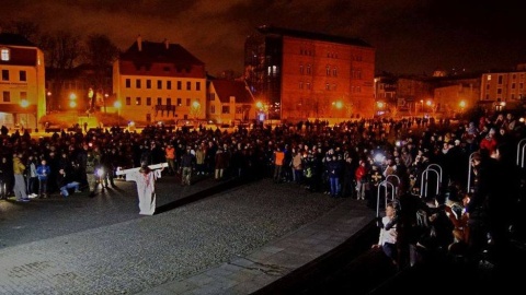 Święci i sceny z życia młodych. Droga krzyżowa na ulicach Bydgoszczy