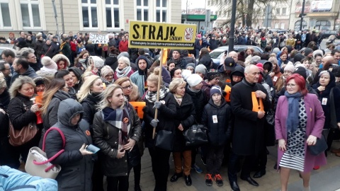 Manifestowali poparcie dla protestujących nauczycieli. Przed kuratorium