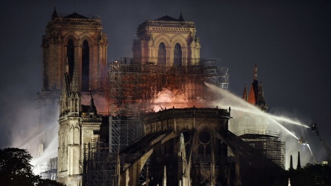 Struktura i fasada katedry Notre Dame ocalone. Prezydent Francji obiecuje odbudowę