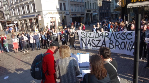 Jedni strajkują, inni - dla protestujących - spacerują