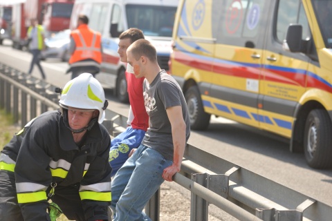 Zmiażdżona blacha, krew i jęki rannych. Tym razem to tylko ćwiczenia...[galeria]