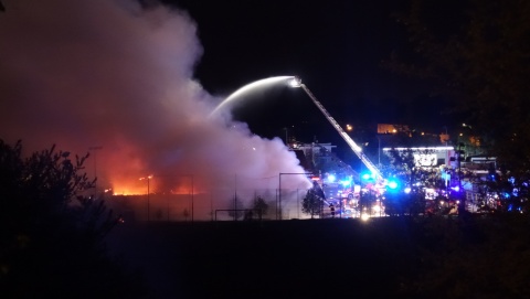 Palił się market na bydgoskim Miedzyniu. Ktoś podłożył ogień [zdjęcia]