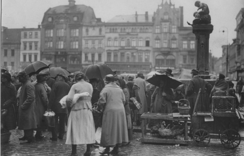 Miasto i rodzina na historycznej fotografii. Poszukaj starych zdjęć i przynieś do ratusza