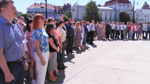 Urzędnicy hymnem uczcili rocznicę wyborów 4 czerwca 89