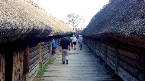 Archeologia ma wiele twarzy, niektóre są bardzo młode. Czekają w starym w Biskupinie