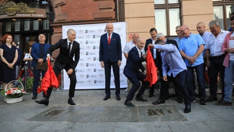 Aktor i żużlowcy w Piernikowej Alei Gwiazd w Toruniu