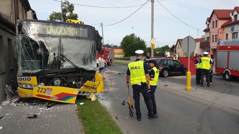 Samochód zderzył się z autobusem. We Włocławku. 1 osoba nie żyje