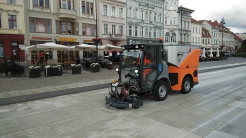 Stary Rynek Ale plama Płyta przechodzi ostre czyszczenie [galeria, wideo]