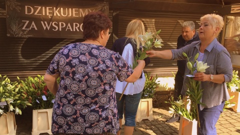 Kwiaciarki z pl. Wolności w Bydgoszczy rozdawały kwiaty. Z wdzięczności