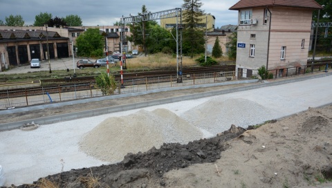 Lodownia rozebrana, prace przed dworcem PKP w Inowrocławiu pełną parą