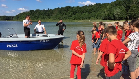 O bezpieczeństwie nad wodą. Akcja policji na plaży w Pieczyskach