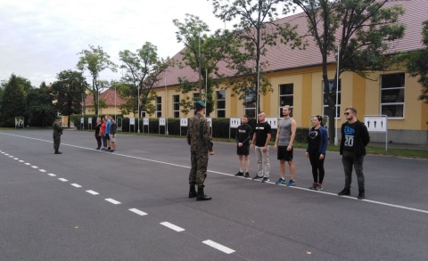 Musztra, strzelanie, poligon. W Toruniu ochotnicy mogli poczuć się jak w wojsku