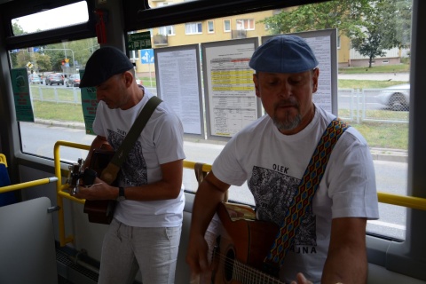 Wesoły autobus po ulicach Inowrocławia mknął To jedna z festiwalowych atrakcji