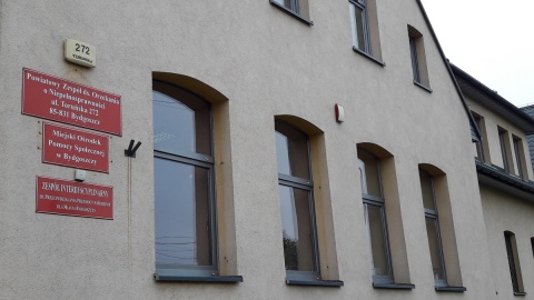 Flagi i plakaty zawisną na budynkach MOPS-u w Bydgoszczy