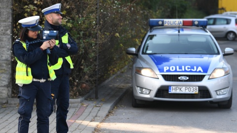 Policjanci z miernikami prędkości, strażnicy z noktowizorami