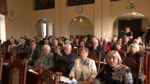 Najważniejsze, żeby nie siedzieć w domu - uznali seniorzy. I poszli do ratusza [wideo]