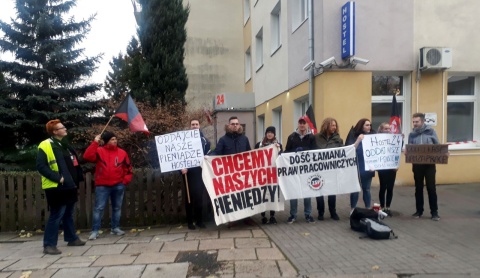 Pikieta byłych pracowników hostelu. Pracodawca twierdzi, że nie mają racji