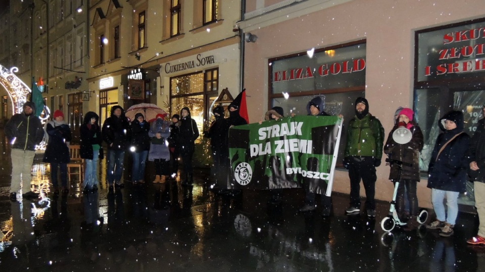 Uczestnicy protestu wyszli na ulicę Mostową w Bydgoszczy, by zwrócić uwagę na niekorzystne zmiany klimatyczne. Fot. Tatiana Adonis