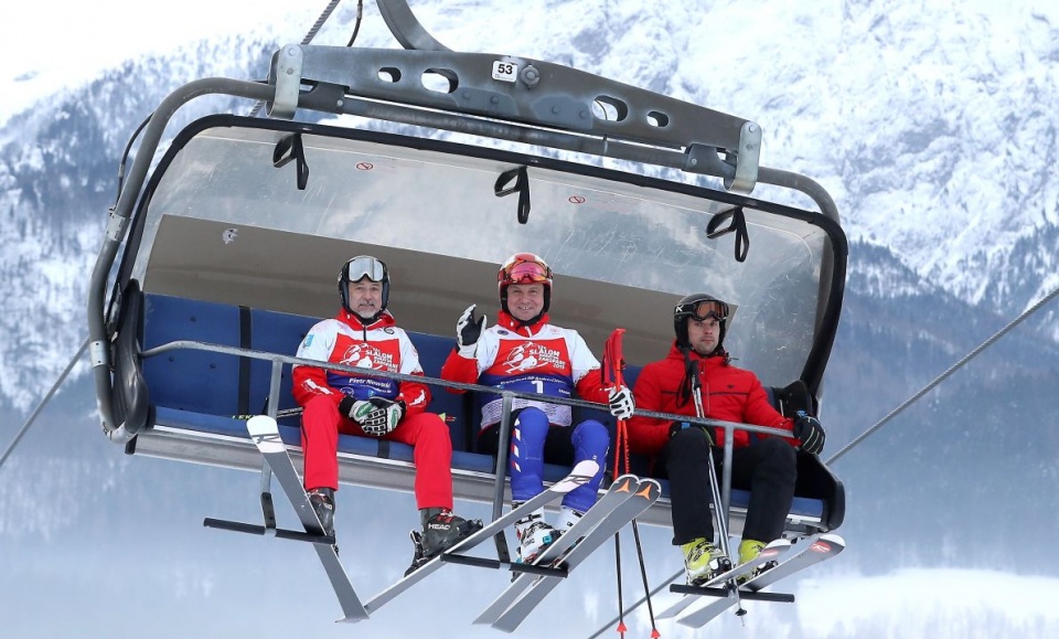 Utytułowani polscy narciarze, olimpijczycy na czele z prezydentem Polski chcą zjechać trasą slalomu jak największą ilość razy w ciągu wyznaczonego czasu/fot. Grzegorz Momot, PAP