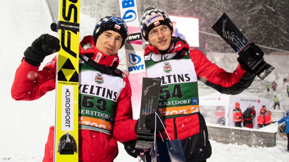 Na zdjęciu od lewej Kamil Stoch i Dawid Kubacki, zwycięzca i trzeci zawodnik niedzielnego konkursu PŚ w lotach w Oberstdorfie. Fot. PAP/EPA/DANIEL KOPATSCH