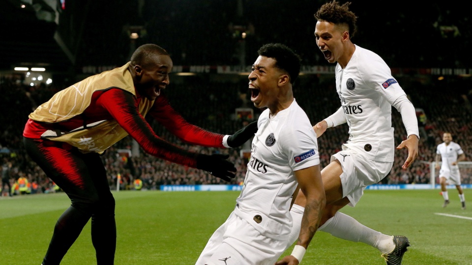 Piłkarze PSG cieszą się z bramki w wyjazdowym meczu z Manchesterem United w 1/8 finału Ligi Mistrzów 2018/2019. Fot. PAP/EPA/NIGEL RODDIS