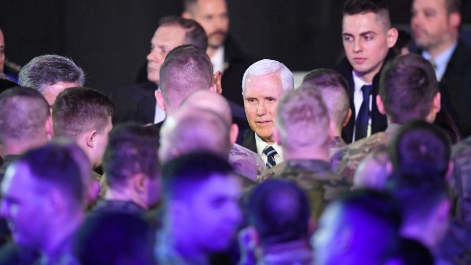 Wiceprezydent USA Michael Pence (C) podczas spotkania z amerykańskimi i polskimi żołnierzami w 1. Bazie Lotnictwa Transportowego w Warszawie. Fot. PAP/Radek Pietruszka