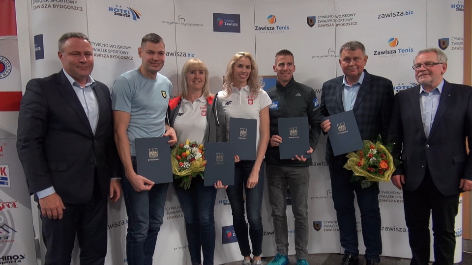 Bydgoscy lekkoatleci zaprezentowali swoim kibicom złote medale Halowych Mistrzostw Europy. Fot. Janusz Wiertel
